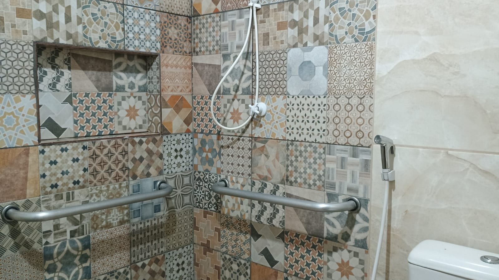 Box do banheiro com revestimento decorado