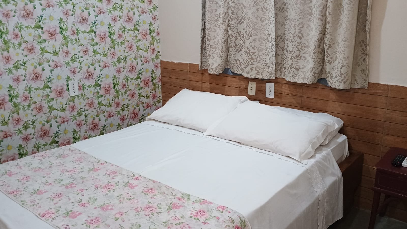 Quarto família com painel floral